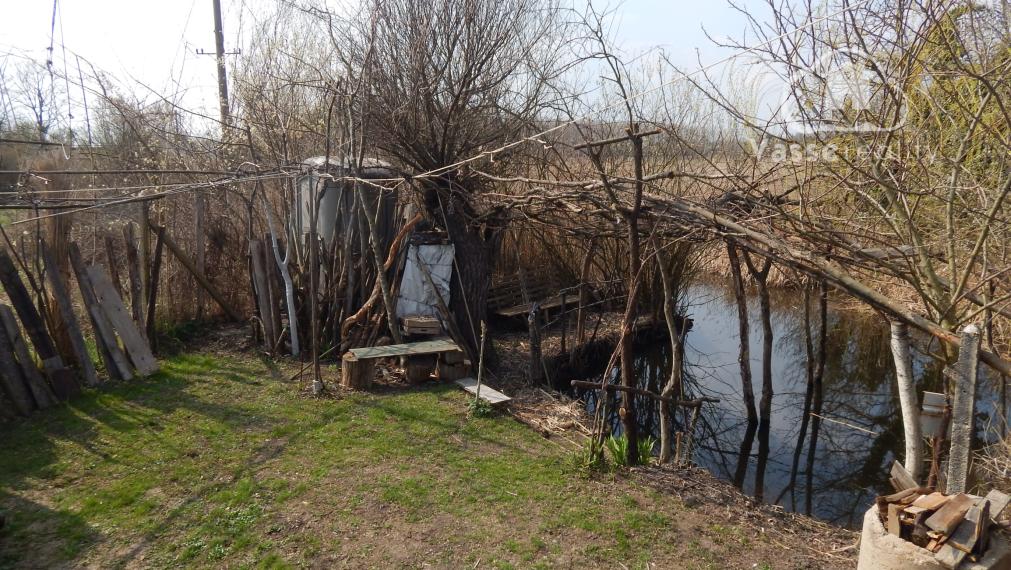 Vaša súkromná oáza pokoja: Zariadená chata s prístupom k rieke pri Martovciach .