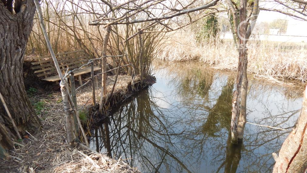 Vaša súkromná oáza pokoja: Zariadená chata s prístupom k rieke pri Martovciach .
