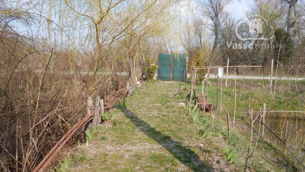 Vaša súkromná oáza pokoja: Zariadená chata s prístupom k rieke pri Martovciach .