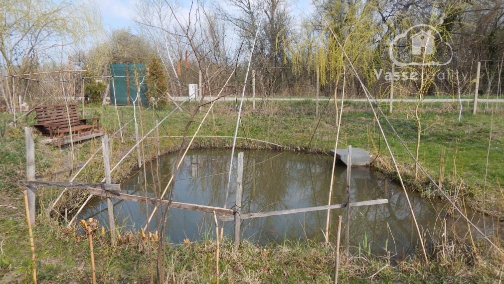 Vaša súkromná oáza pokoja: Zariadená chata s prístupom k rieke pri Martovciach .