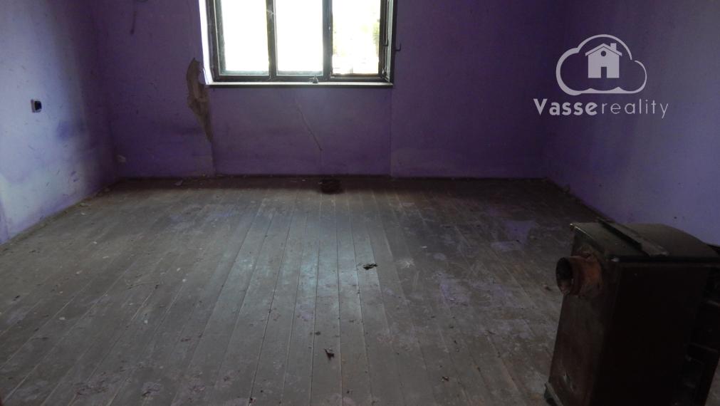 Na predaj vidiecka usadlosť so starším domom, hospodárskymi budovami a pozemkom 2104 m2  v obci  Martovce.