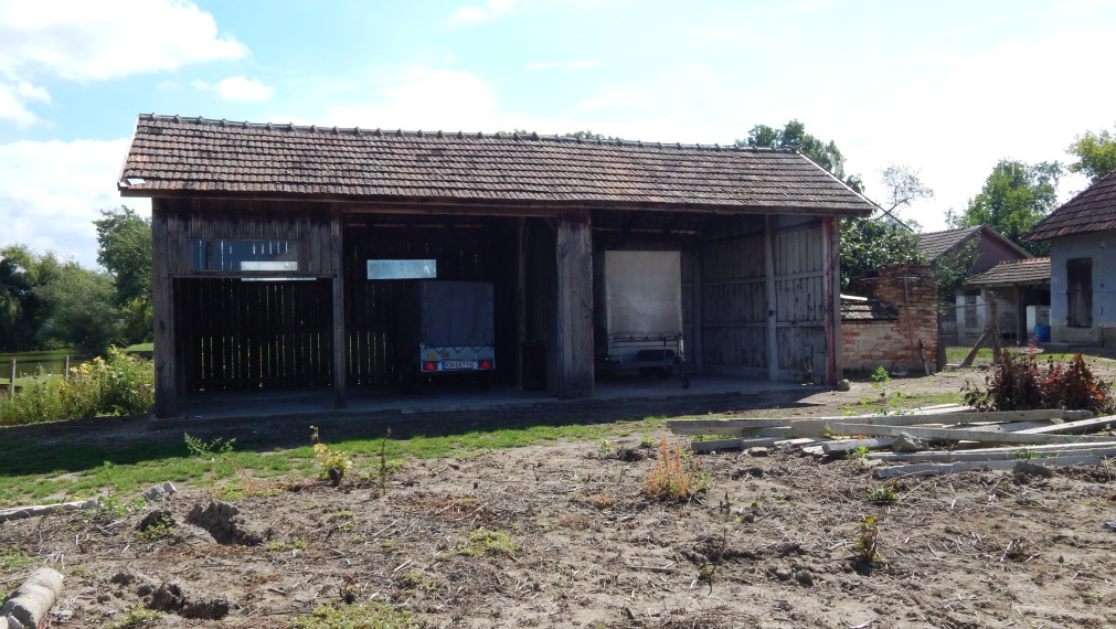 Na predaj vidiecka usadlosť so starším domom, hospodárskymi budovami a pozemkom 2104 m2  v obci  Martovce.