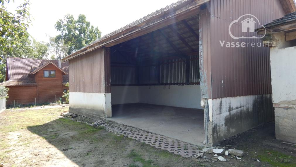 Na predaj vidiecka usadlosť so starším domom, hospodárskymi budovami a pozemkom 2104 m2  v obci  Martovce.