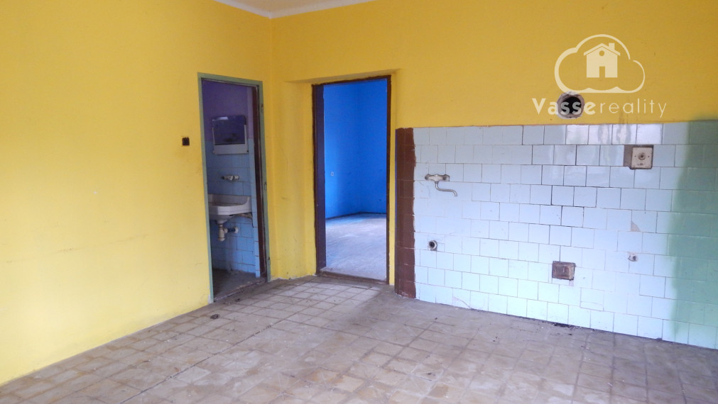 Na predaj vidiecka usadlosť so starším domom, hospodárskymi budovami a pozemkom 2104 m2  v obci  Martovce.