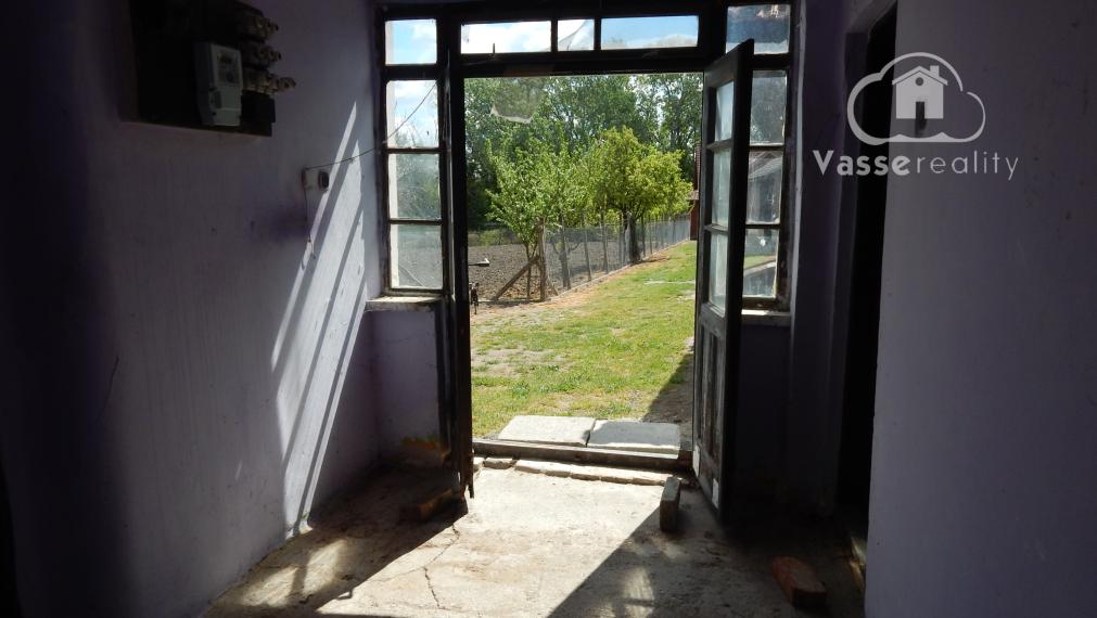 Na predaj vidiecka usadlosť so starším domom, hospodárskymi budovami a pozemkom 2104 m2  v obci  Martovce.