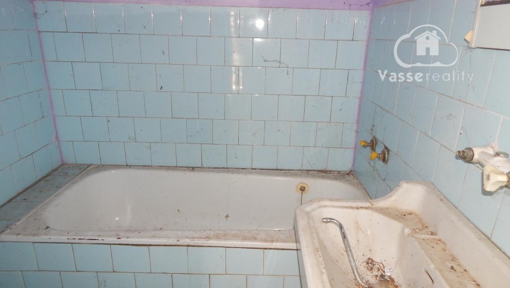Na predaj vidiecka usadlosť so starším domom, hospodárskymi budovami a pozemkom 2104 m2  v obci  Martovce.