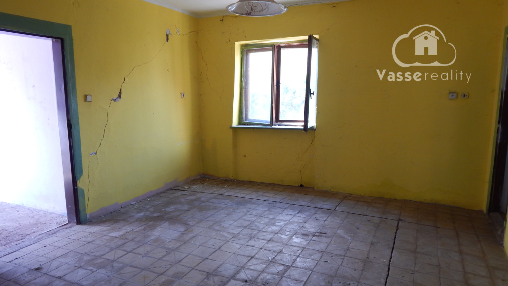 Na predaj vidiecka usadlosť so starším domom, hospodárskymi budovami a pozemkom 2104 m2  v obci  Martovce.