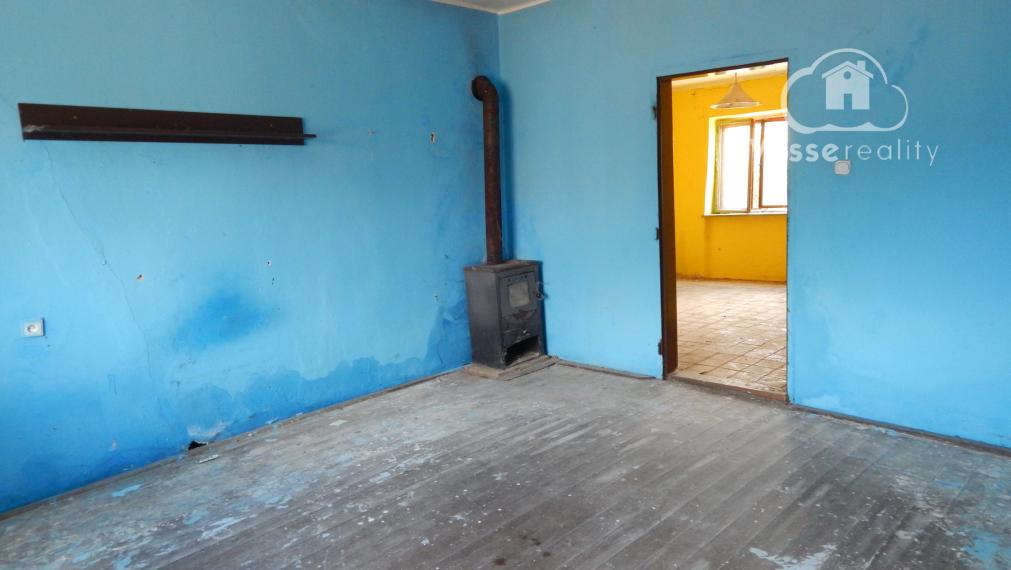 Na predaj vidiecka usadlosť so starším domom, hospodárskymi budovami a pozemkom 2104 m2  v obci  Martovce.