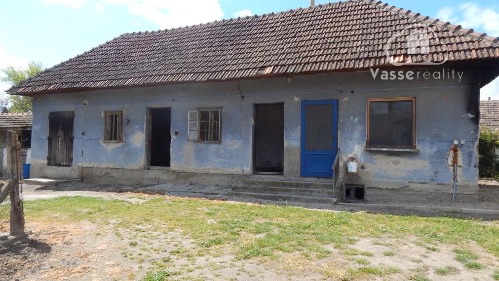 Na predaj vidiecka usadlosť so starším domom, hospodárskymi budovami a pozemkom 2104 m2  v obci  Martovce.