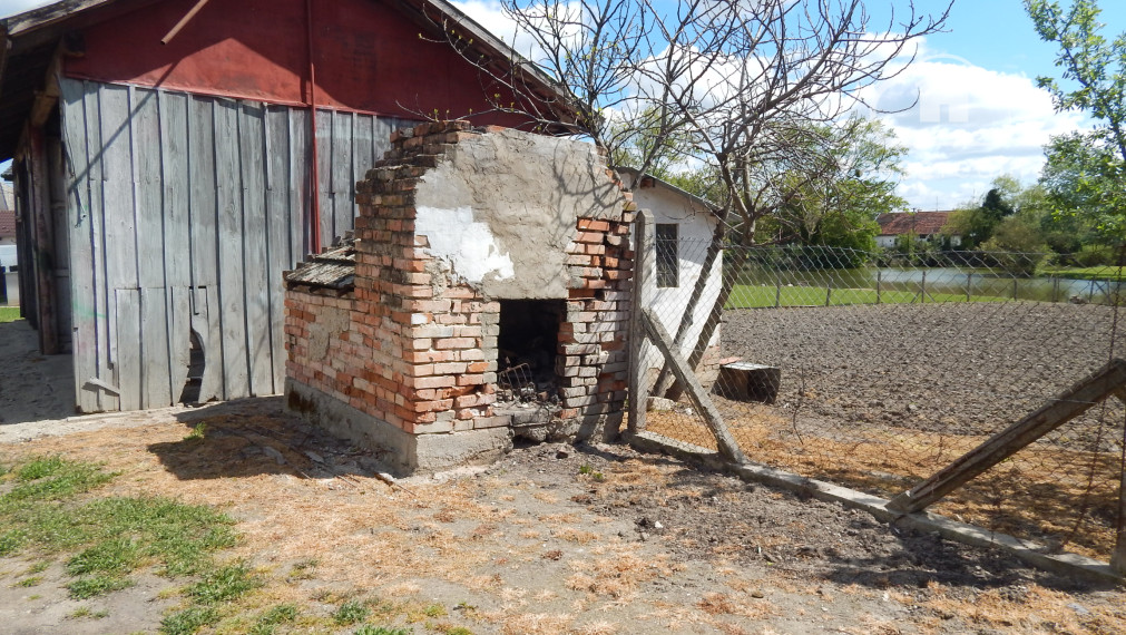 Na predaj vidiecka usadlosť so starším domom, hospodárskymi budovami a pozemkom 2104 m2  v obci  Martovce.