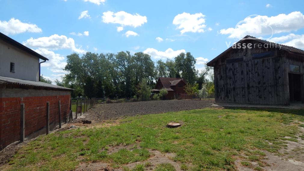 Na predaj vidiecka usadlosť so starším domom, hospodárskymi budovami a pozemkom 2104 m2  v obci  Martovce.