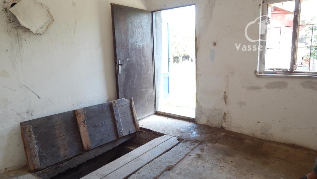 Na predaj vidiecka usadlosť so starším domom, hospodárskymi budovami a pozemkom 2104 m2  v obci  Martovce.