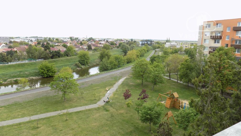 Priestranný 3-izbový byt s balkonom a výhľadom na rieku – Nové Zámky