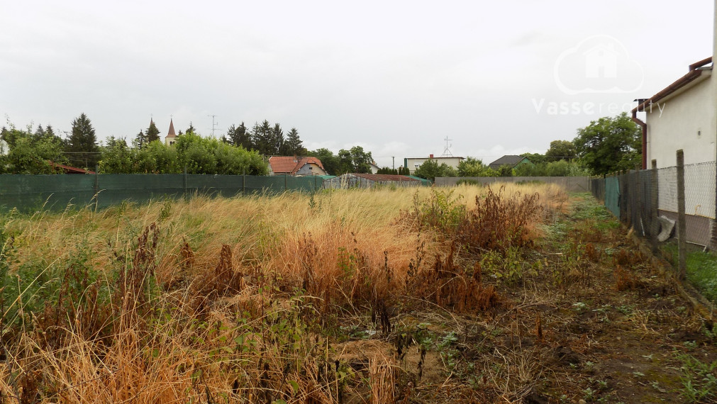Na predaj rovinatý pozemok  v obci Bíňa -1088m2 pri Štúrove .