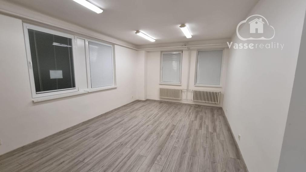 Na prenájom kancelária 28 m2  s parkovaním v centre N. Zámkov.