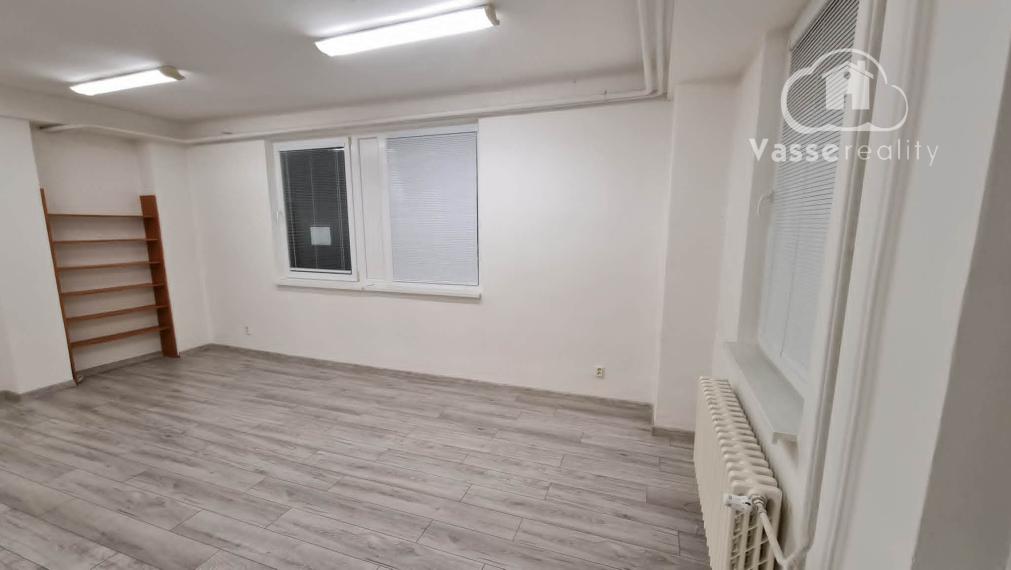 Na prenájom kancelária 28 m2  s parkovaním v centre N. Zámkov.