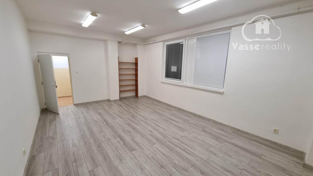 Na prenájom kancelária 28 m2  s parkovaním v centre N. Zámkov.