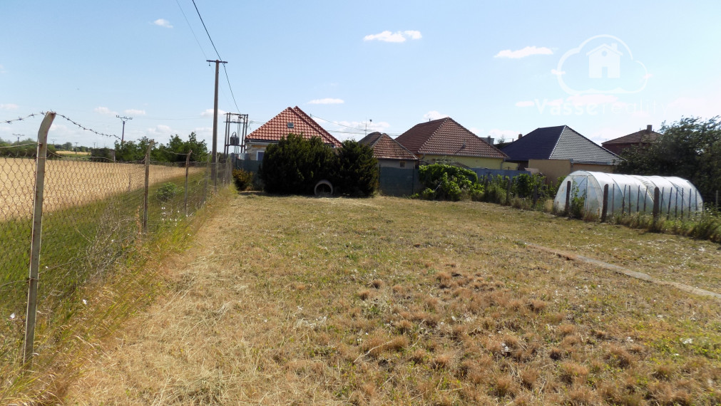 Na predaj pozemok v Tvrdošovciach 412 m2  .