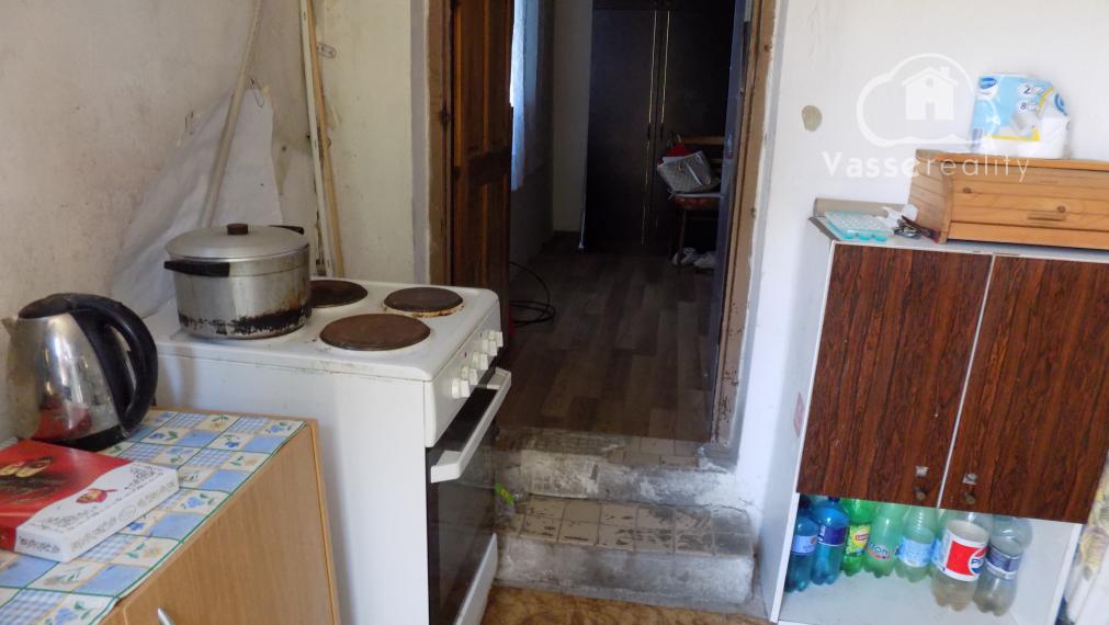 Na predaj murovaná chata na Tekvičnom poli v N. Zámkoch - vhodná aj na celoročné bývanie .