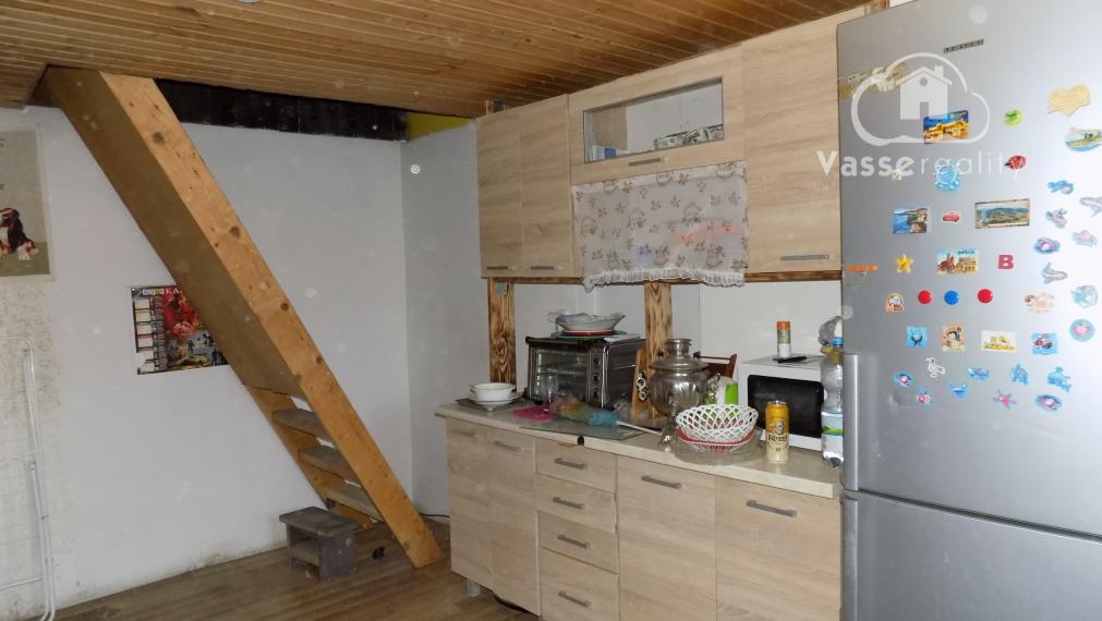 Na predaj murovaná chata na Tekvičnom poli v N. Zámkoch - vhodná aj na celoročné bývanie .