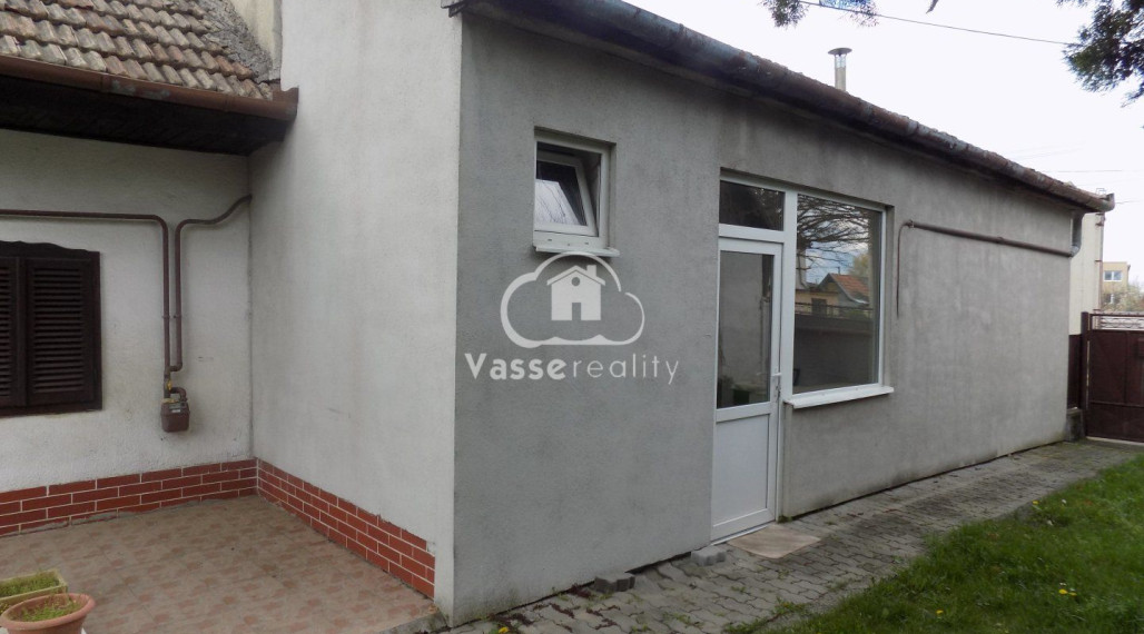 Na predaj 2 domy so samostatným vstupom na jednom pozemku vhodný na chalupu alebo na bývanie  v centre Tvrdošoviec.