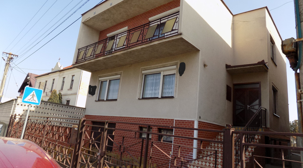 Poschodový dom v Tvrdošovciach  v centre obce  vhodné aj na podnikanie !