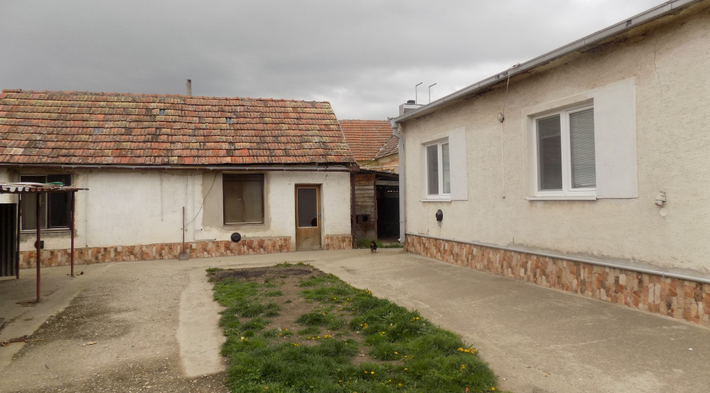 Na predaj 3 izb. dom s letnou kuchynkou  v Tvrdošovciach  .