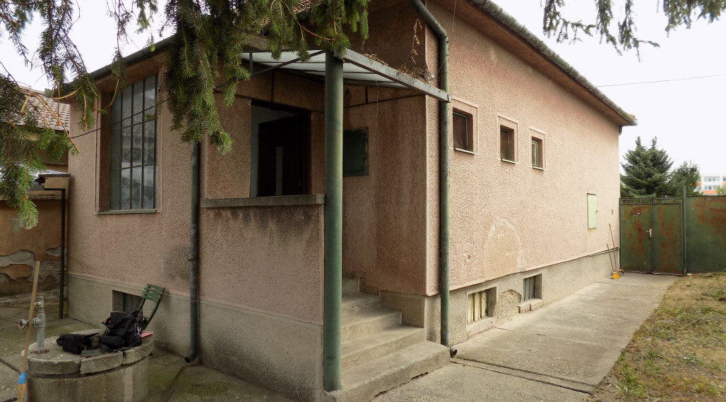 Na predaj  2 izb. dom v Nových Zámkoch- záhrada 569m2 .