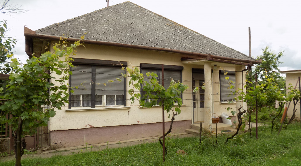 Tehlový 3 izb. dom v obľúbenej vinohradnickej obci Strekov pri Štúrove 27 km .