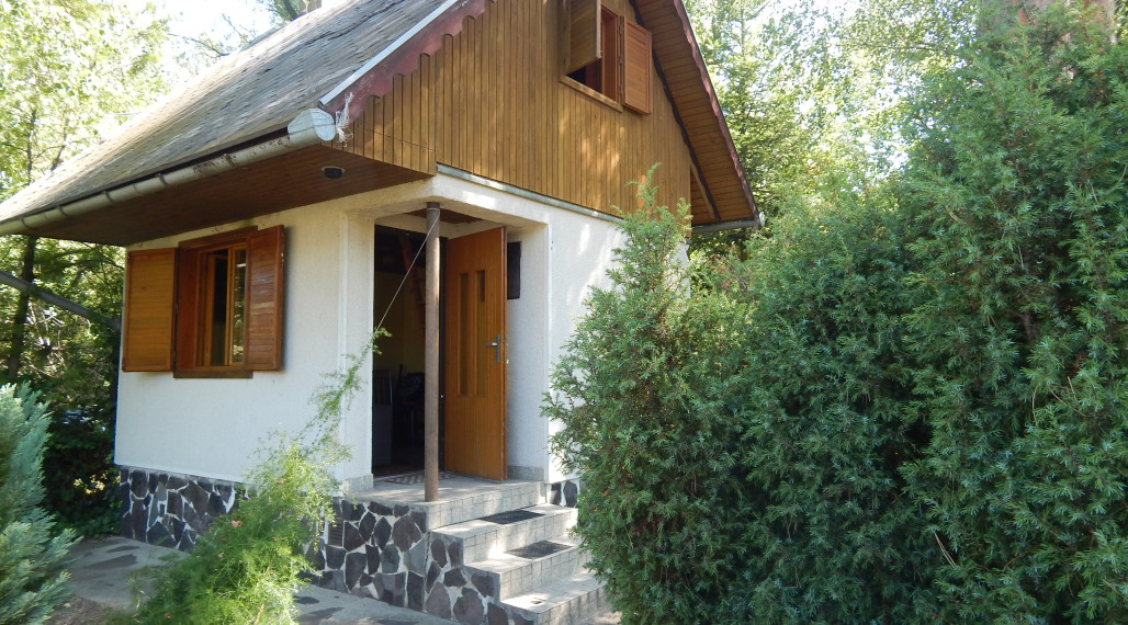 Na predaj poschodová chata s pozemkom - 385 m2 v Úľanoch nad Žitavou len 10  km od Podhájskej .