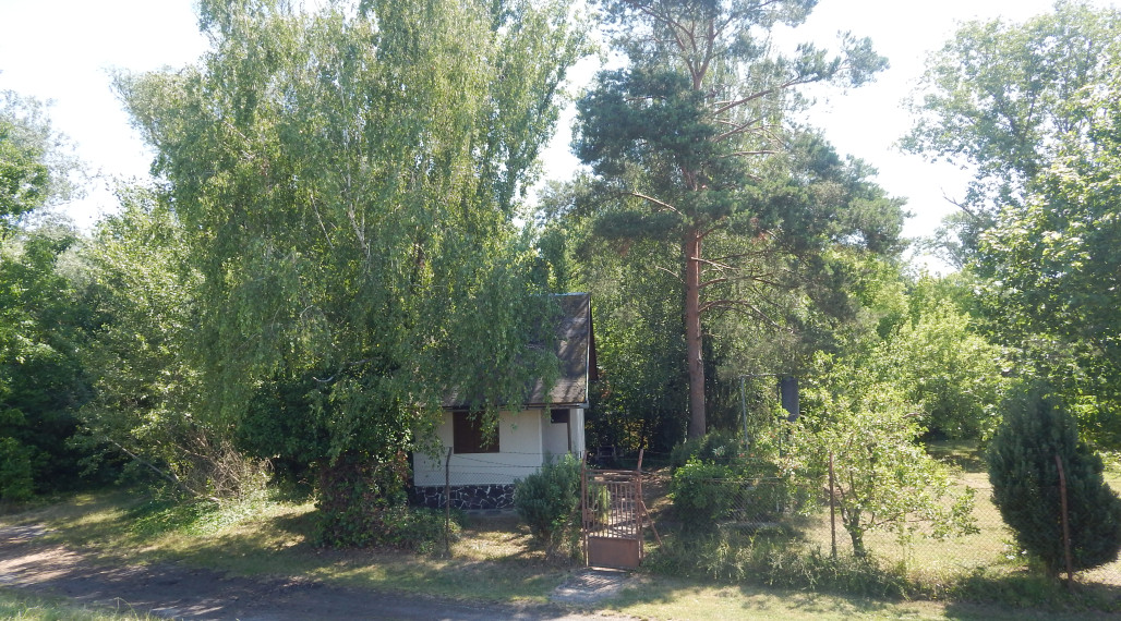 Na predaj poschodová chata s pozemkom - 385 m2 v Úľanoch nad Žitavou len 10  km od Podhájskej .