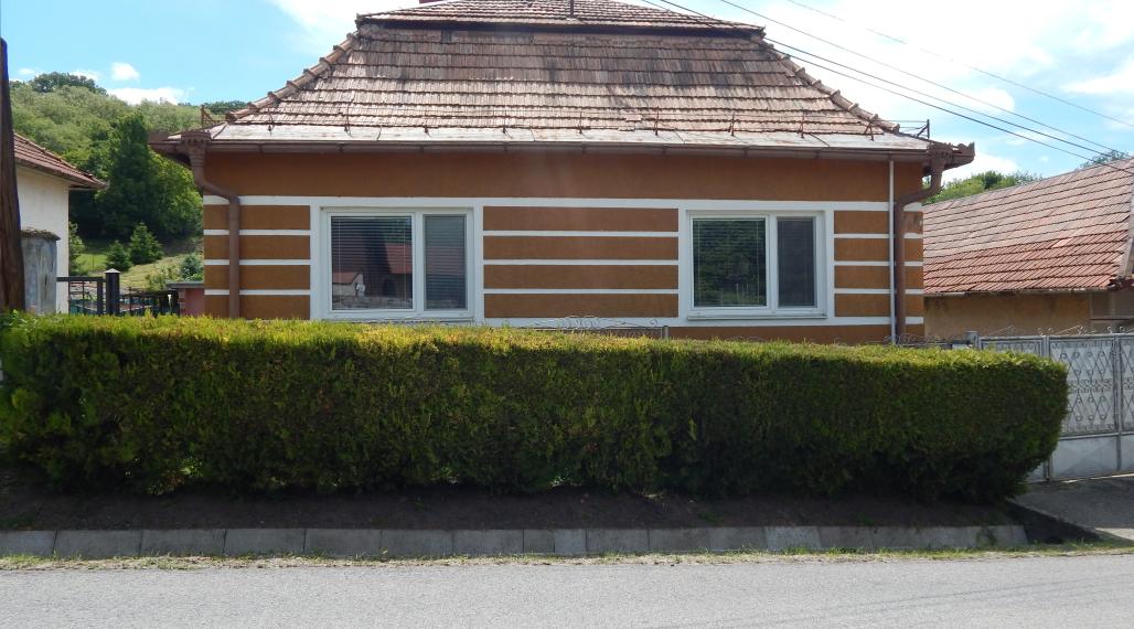 Rezervované !Na predaj ihneď obývateľný 3 izbový dom v Bajtave pri Štúrove !