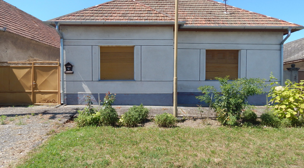 Na predaj 4 izbový dom vhodný aj ako chalupa v Malých Kosihách, 16 km od Štúrova.