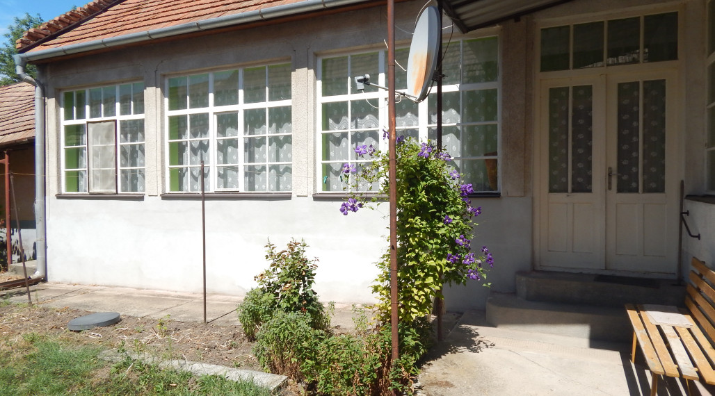 Na predaj 4 izbový dom vhodný aj ako chalupa v Malých Kosihách, 16 km od Štúrova.