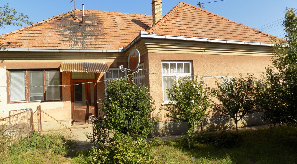 Na predaj 3 izb. dom v Strekove -  27 km od Štúrova , nová elektrina v dome !