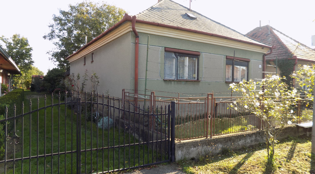 Na predaj tehlový 3 izb. dom v Rúbani - pozemok 2592 m2  pri rybníku .