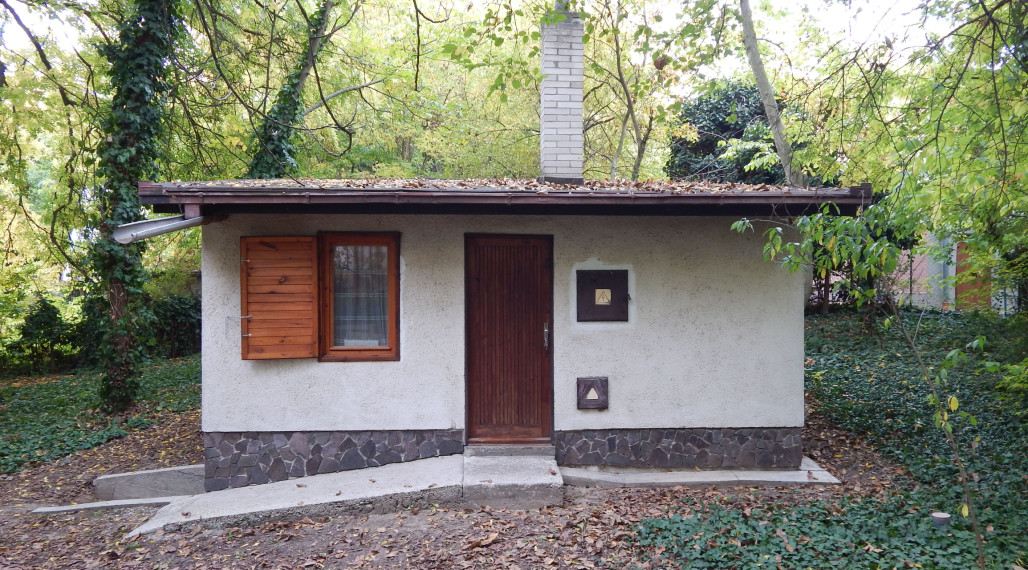 Na predaj 2 izbová celoročná chata  v Radvani nad Dunajom.