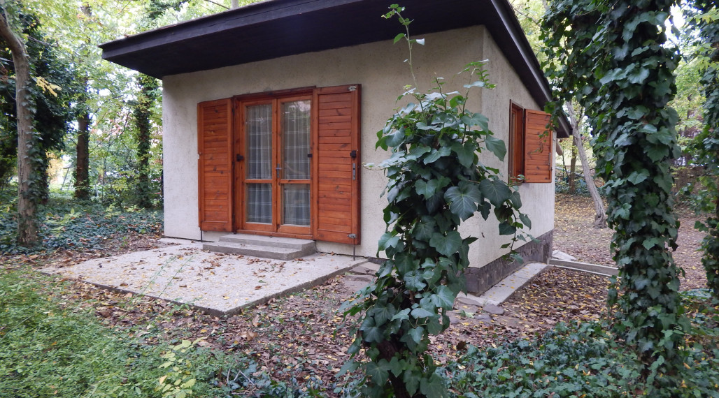 REZERVOVANÉ ! Na predaj 2 izbová celoročná chata v Radvani nad Dunajom.