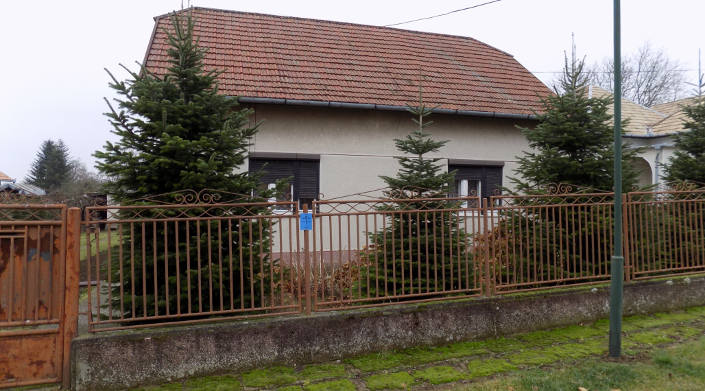 Na predaj chalupa v obci Kuraľany s garážou , pozemok  1536 m2  .