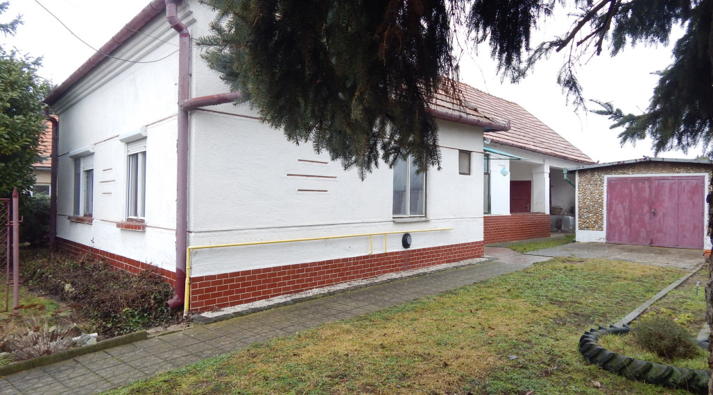 Na predaj 3 izbový dom v Kravanoch nad Dunajom s garážou .