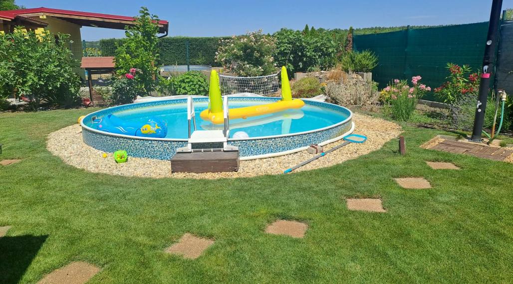 Na predaj chata s bazénom  v lokalite Ozón  pri Nových Zámkoch .