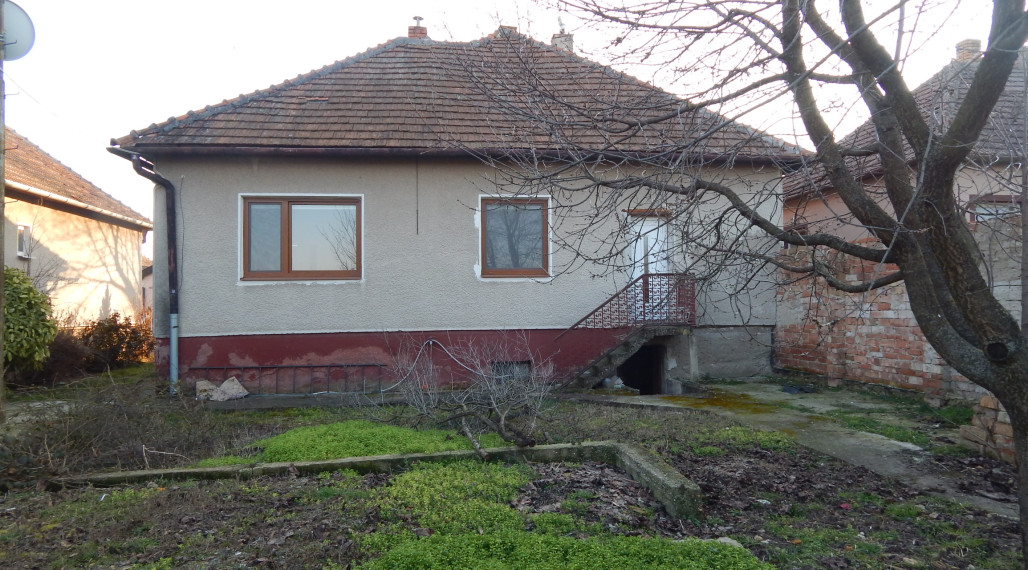 Na predaj 3 izbový rodinný dom v Šuranoch.