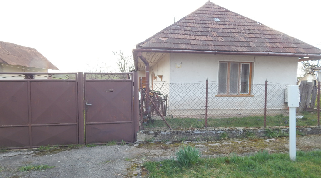 Na predaj dlhý 2 izbový vidiecky dom v Kolte, 20 km od Nových Zámkov.