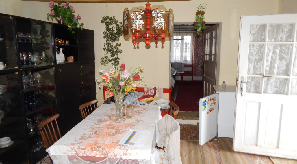 Na predaj dlhý 2 izbový vidiecky dom v Kolte, 20 km od Nových Zámkov.