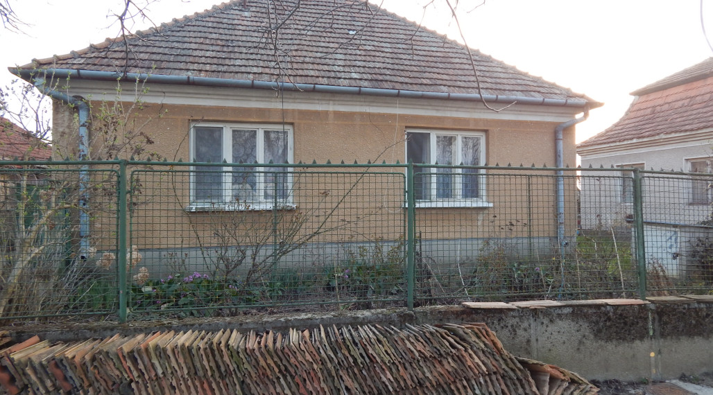 Na predaj 2 izbový  tehlový rodinný dom v Pribete, 18 km od Nových Zámkov.