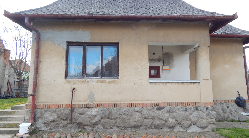 Na predaj 2 izbový tehlový  dom v Gbelciach s projektmi .