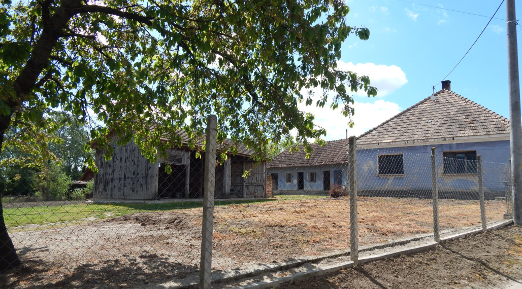 Na predaj vidiecka usadlosť so starším domom, hospodárskymi budovami a pozemkom 2104 m2  v obci  Martovce.