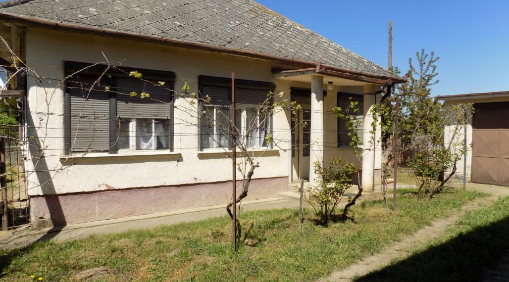 Na predaj tehlový dom v Strekove pri žel.stanici.