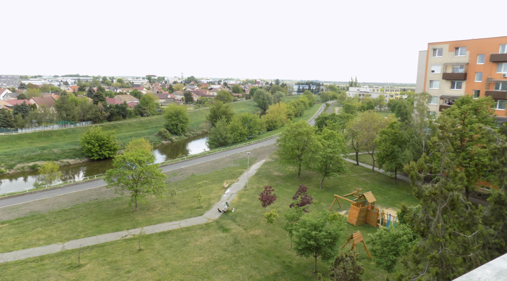 Priestranný 3-izbový byt s balkonom  – Nové Zámky