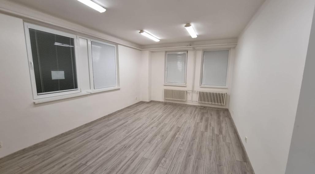 Na prenájom kancelária 28 m2  s parkovaním v centre N. Zámkov.